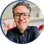 Porträt eines Vice President im Performance Marketing. Sie berichtet, wie Alpha Inspiration KI-Enthusiasten aktiviert, co-kreatives Lernen mit Freude verbindet und KI als Hebel für verantwortungsvolle Veränderung nutzt.