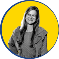 Porträt einer begeisterten Learning & Development Managerin – berichtet über die Erfolge der KI-Learning-Journey mit Alpha Inspiration