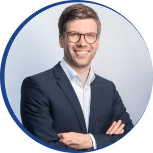Tobias Heinbockel, Geschäftsführer der BUDNI Handels- und Service GmbH & Co. KG, lächelt freundlich in die Kamera. Er empfiehlt als Kunde die 'Growth Mindset Applied' Lernreise von Alpha Inspiration für Leadership-Teams.